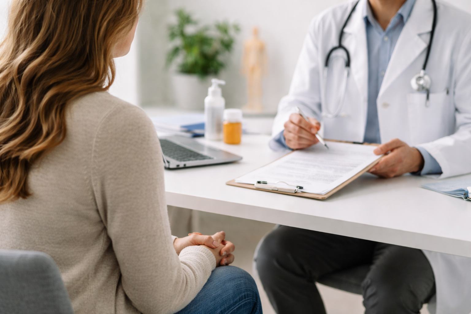 Zena u poseti doktoru zbog savetovanja